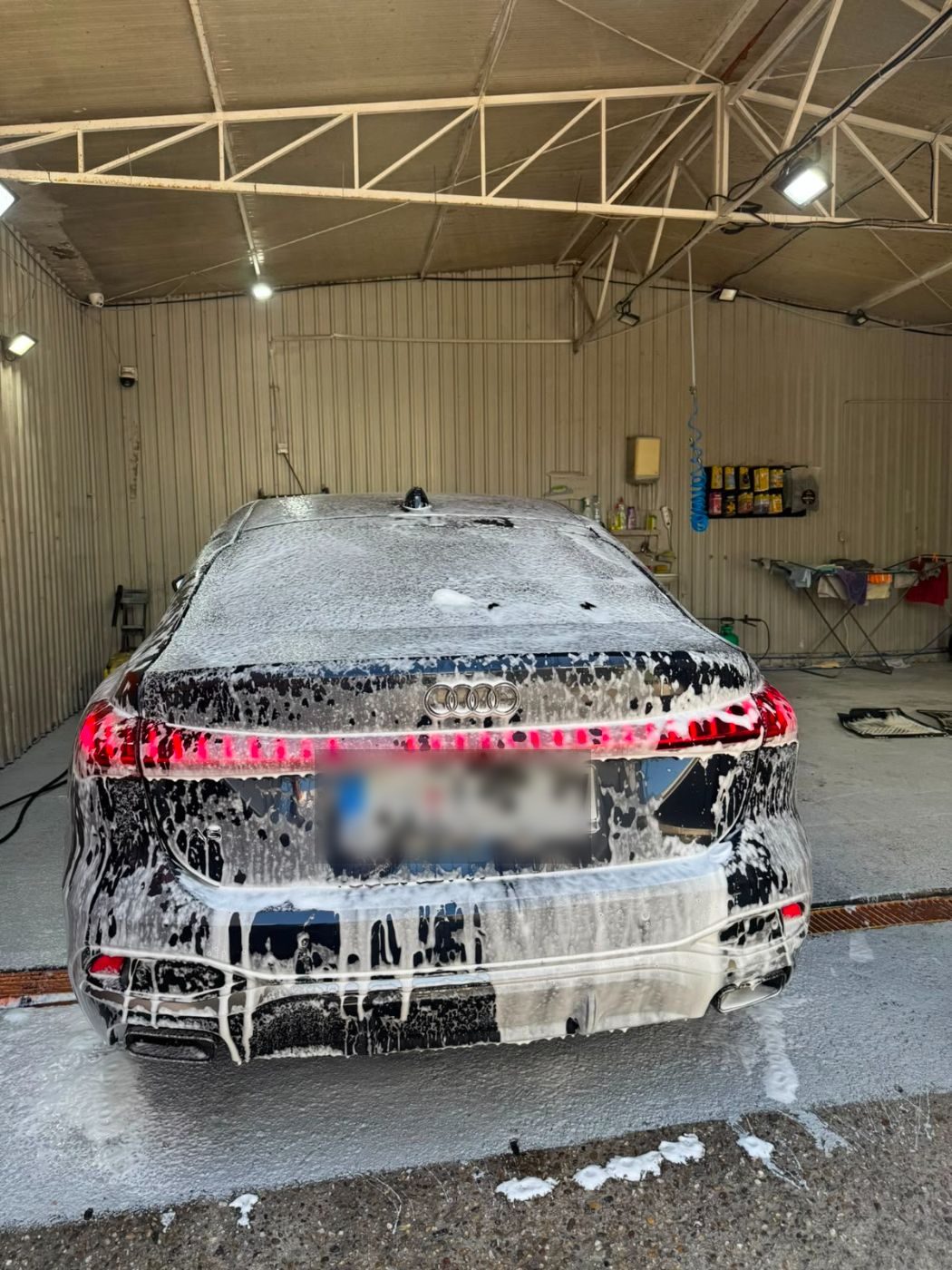 Premium ručno pranje aktivnom penom — Audi u 3A perionici