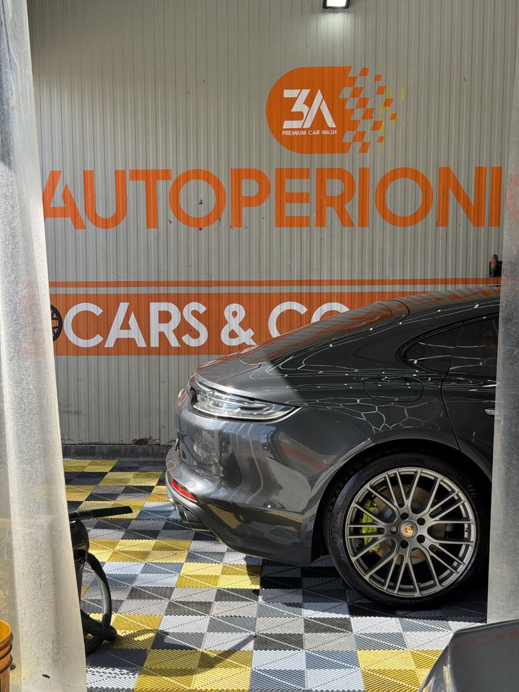 Porsche ispred 3A zida